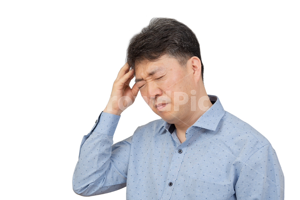 두통,감기,통증,남자,질병,남성,1인,상반신,흰색배경,누끼,하얀색배경,성인남자,아빠,한국인,일본인,중국인,아시아인,중년,40대,50대,하얀배경,중장년,건강,건강관리,의료,보건,알레르기,알러지,고민,편두통,아픈,표정,컨디션,인물,고통,아품,몸살,병,스트레스,지친,피로,피곤한,실패,부정적,컨디션나쁨,사람,인물,인간,human,person,얼굴표정,facial expression,face,남성,남자,man,male,감정표현,기분,feeling,emotion,의료,의학,병원,medical,hospital,clinic