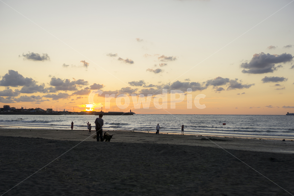 해변가,해변,파도,일몰,하늘,바다,휴가,beach,wave,sky,twilight,person,사람,human,인간,nature,자연,outdoors,옥외,자연,풍경,nature,landscape