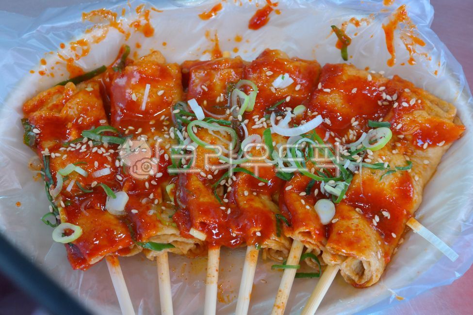 어묵,오뎅,꼬치,어묵꼬치,분식,간식,음식,요리,따뜻한,식재료,맛있는,매운,길거리음식,양념,고추장,한식,한국음식,한국요리,fishcake,skewer,fishcakeskewer,snack,cooking,warm,ingredients,delicious,spicy,streetfood,seasoning,redpepperpaste,food,cook,meal,dishes