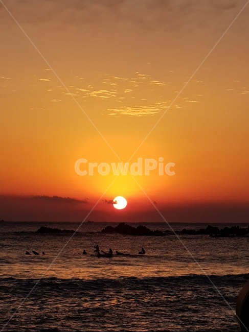 일출,바다,바위,서퍼,해,자연,풍경,nature,landscape,실루엣,그림자,silhouette,shadow,outdoors,옥외,sunlight,햇빛,dusk,황혼,sunset,일몰,dawn,새벽,sky,하늘,red sky,붉은 하늘