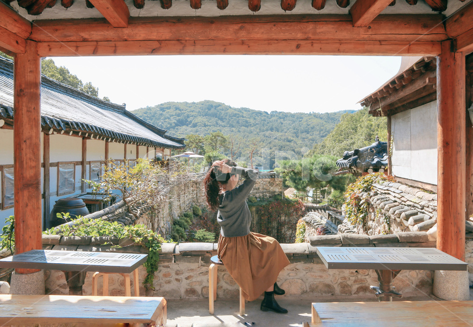 한옥,한옥카페,여자,사람,인간,산,한국전통,한국문화,korean traditional,korean culture,사람,인물,인간,human,person,여성,여자,woman,female,lady
