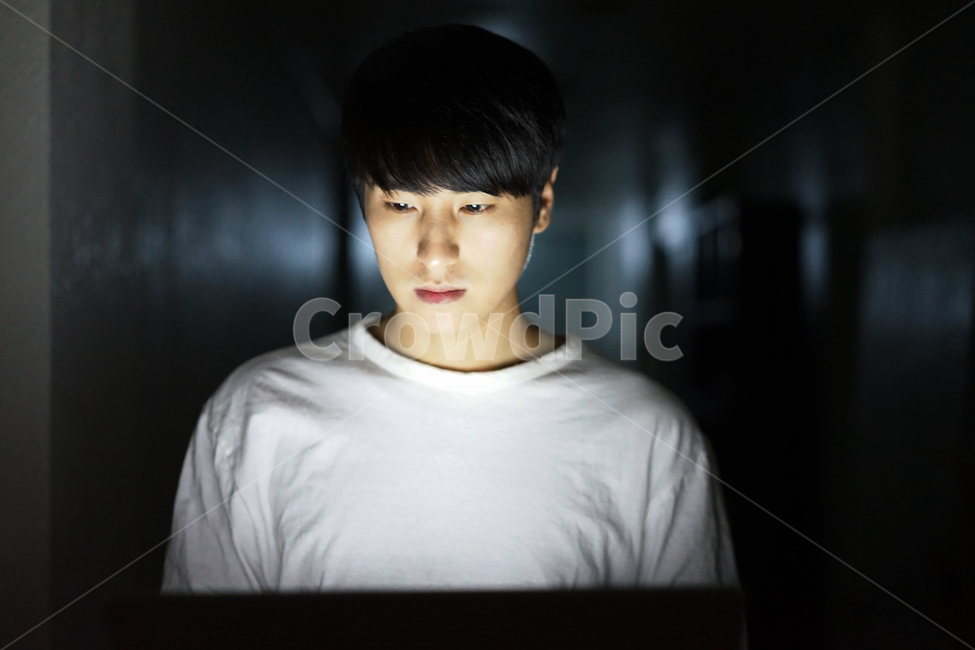 중독,인터넷중독,컴퓨터중독,게임중독,남자,게임,게이머,밤샘,addiction,gamer,game,computer,man,사람,인물,인간,human,person,남성,남자,man,male,정보통신기술,전자기기,전자제품,it,information,technology,electronic equipment