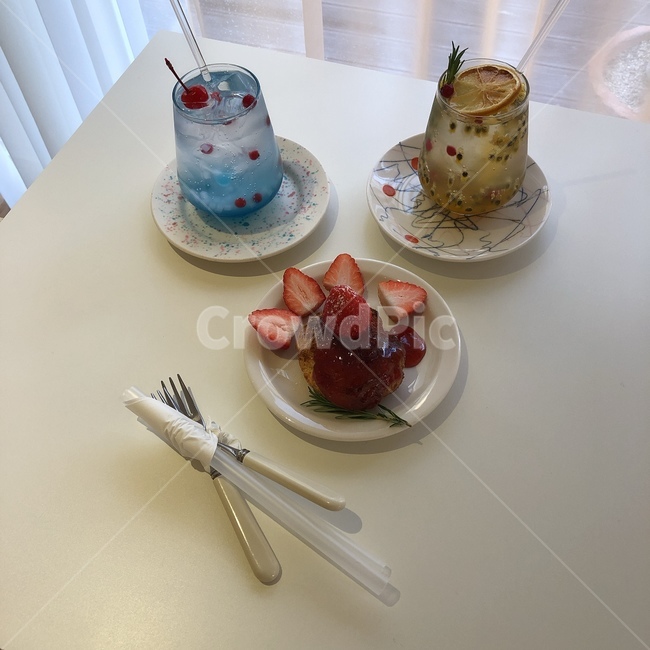 카페,음료,스콘,딸기,아이스,ice,cafe,strawberry,beverage,drink,scone,포크,디저트,간식,후식,dessert,snack,음료수,drink,beverage