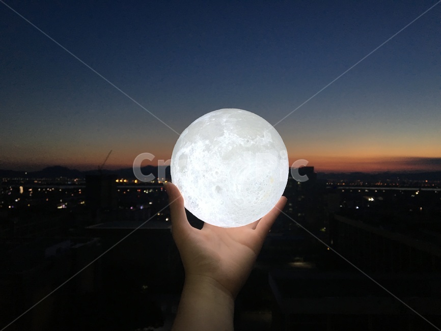 달,하늘,손,노을,밤하늘,배경,도시,도시배경,야경,밤,풍경,nightscape,night,landscape,신체일부,몸,body,사물,물건,오브젝트,thing,object,matter,nature,자연,outdoors,옥외