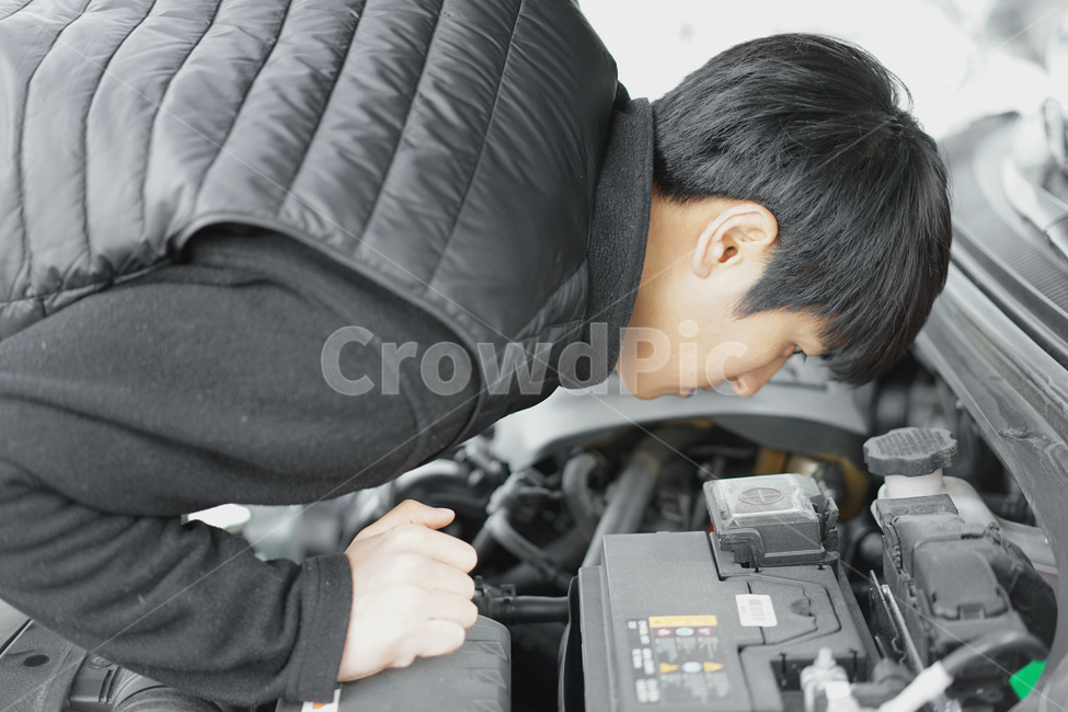 자동차,차량,수리,자동차정비,자동차정비기사,자동차점검,남자,엔진,사고차량,사람,인물,인간,human,person,남성,남자,man,male,교통,교통수단,traffic,transportation