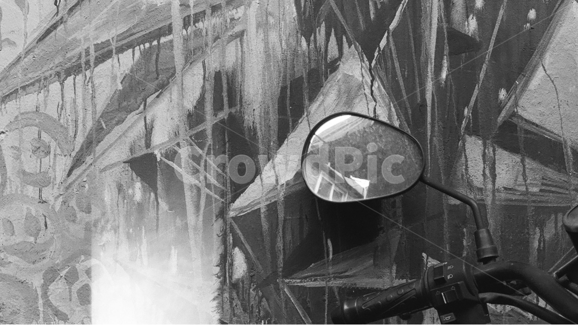 흑백사진,벽화,오토바이,미러,길거리,흑백,모노톤,monochrome,black and white,교통,교통수단,traffic,transportation