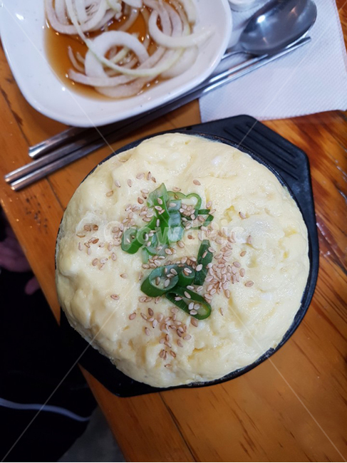 계란찜,양파,수저,젓가락,식사