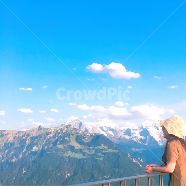 사람,스위스,하늘,인터라켄,산맥,풍경,여성,여자,woman,female,lady,여행,휴가,traveling,vacation,trip