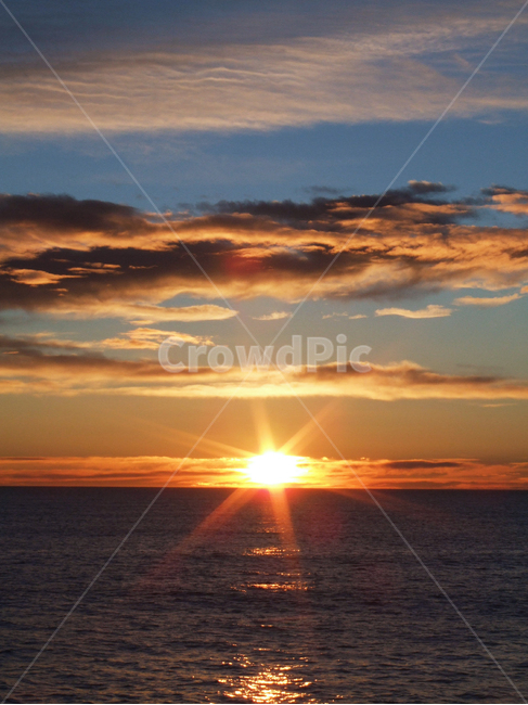 바다,바닷가,파도,구름,하늘,노을,일출,해돋이,아침,저녁,일몰,해질녘,sea,ocean,wave,sky,cloud,sunrise,sunset,풍경,배경,배경사진,풍경사진,감성사진,평화로운,분위기,차분한,차분함,평화로움,scene,view,ambience,atmosphere,calm,peaceful,tranquil,still,background,자연,풍경,nature,landscape,outdoors,옥외,sunlight,햇빛,flare,플레어,light,빛