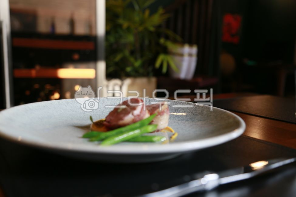 plating,steak,plate,Duck tenderloin,French,cooking,kitchen,Duck Steak,french,dining,duck breast,restaurant,duck meat,cuisine,dinner,Fine Dining,food,French restaurant,meal,bacon,fork,dish,Plating