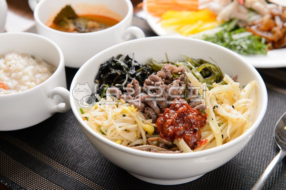 비빔밥,한국식,야채,고기,고추장,나물,도라지,콩나물,고사리,산나물,참기름,밥,요리,건강,재료,다채로운,전통,식사,고명,반찬,한국음식,매운