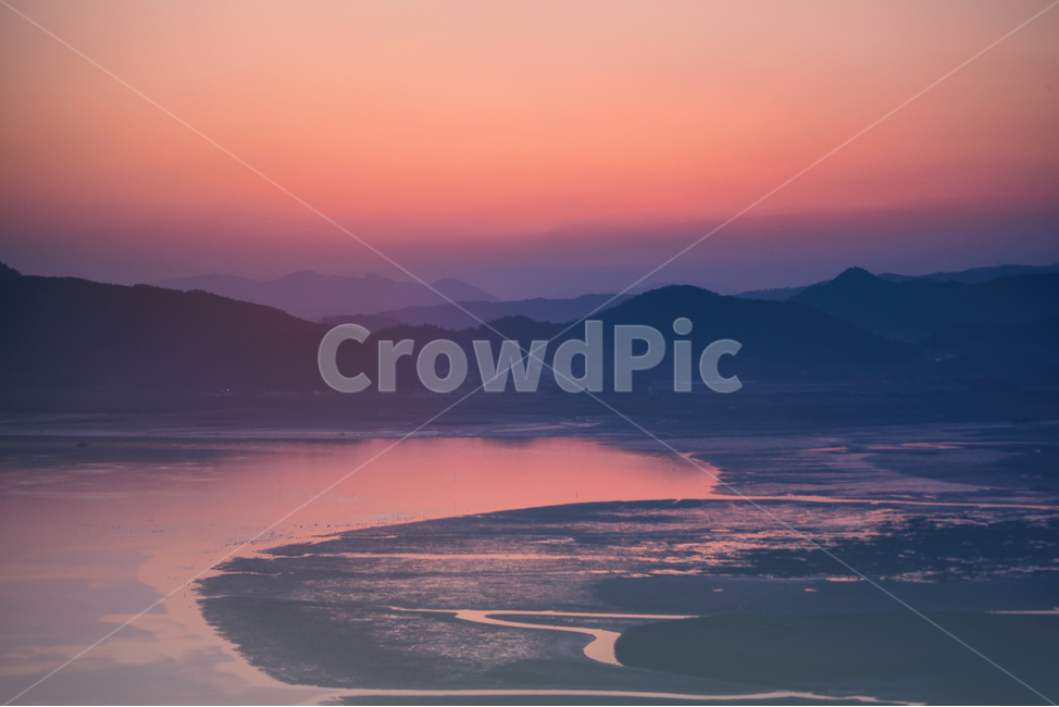 자연,풍경,일몰,sunset,landscape,nature,sunfall,태양,해,햇빛,sun,sunlight,light,빛,산,산맥,낙조,만,bay,mountain,하늘,sky,자연,풍경,nature,landscape,해변,바다,beach,sea,색깔,색상,색채,색감,color sense,color sensitivity,feeling of color,outdoors,옥외,red sky,붉은 하늘,dusk,황혼,dawn,새벽