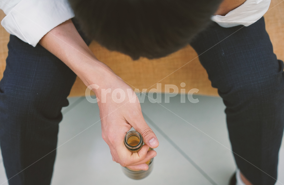 술병,맥주병,맥주,술,알콜,과음,사람,인물,인간,human,person,신체일부,몸,body,남성,남자,man,male,술,주류,alcohol