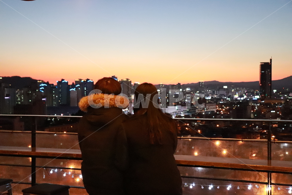 석양,커플,앉아있는인물,해질녘,겨울밤,커플풍경,야경,밤,풍경,nightscape,night,landscape,사람,인물,인간,human,person,연인,커플,사랑,lover,couple