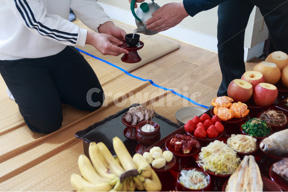 제사,차례,제사상,제사음식,추석,설날,명절,설,한가위,절,배,과일,공손한,유교,유교문화,가례,예절,문화,한국,조상,추모,의식,차례상,주자가례,관습,풍습,전통,전통문화,가정,의례,문화유산,남성,장손,한국전통,한국문화,korean traditional,korean culture,사람,인물,인간,human,person,신체일부,몸,body