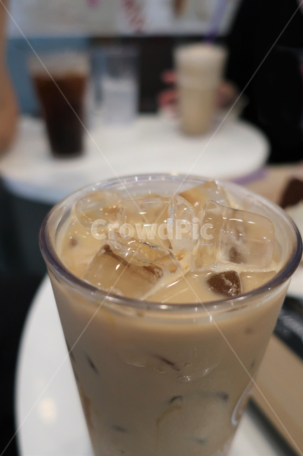 커피,아이스커피,얼음,카페,음료,테이블,디저트,글라스,유리컵,여름,커피,카페,coffee,cafe
