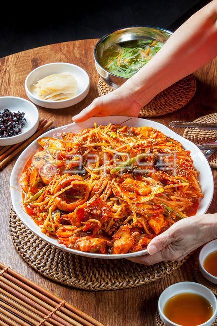 해물찜,해물요리,해물,수산물,찜요리,찜,오징어,가리비,조개,매콤,양념,양념소스,해산물요리,꽃게,미나리,콩나물,새우,한국음식,먹거리,음식점,식사,식당,음식,소스,간장소스,아구,아구찜,아귀찜,아귀,라탄,트레이,나무받침,받침,접시,접시받침,고니,대나무받침,대나무,해물맛집,미더덕,홍합,야채,채소,식재료,오징어볶음,해물탕,food,콩,콩자반,김치,백김치,미영냉국,냉국,냉채,미역냉채,미역,음식,식재료,요리,food,cook,meal,dishes,food reserves