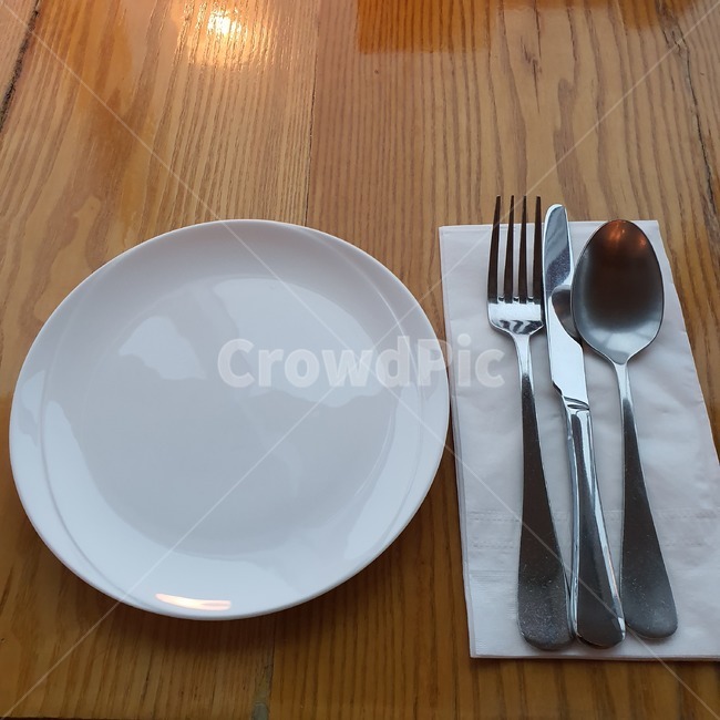 플레이팅,접시,나이프,포크,수저,기다림,wood,나무,음식,식품,food,도자기,스텐,스테인리스
