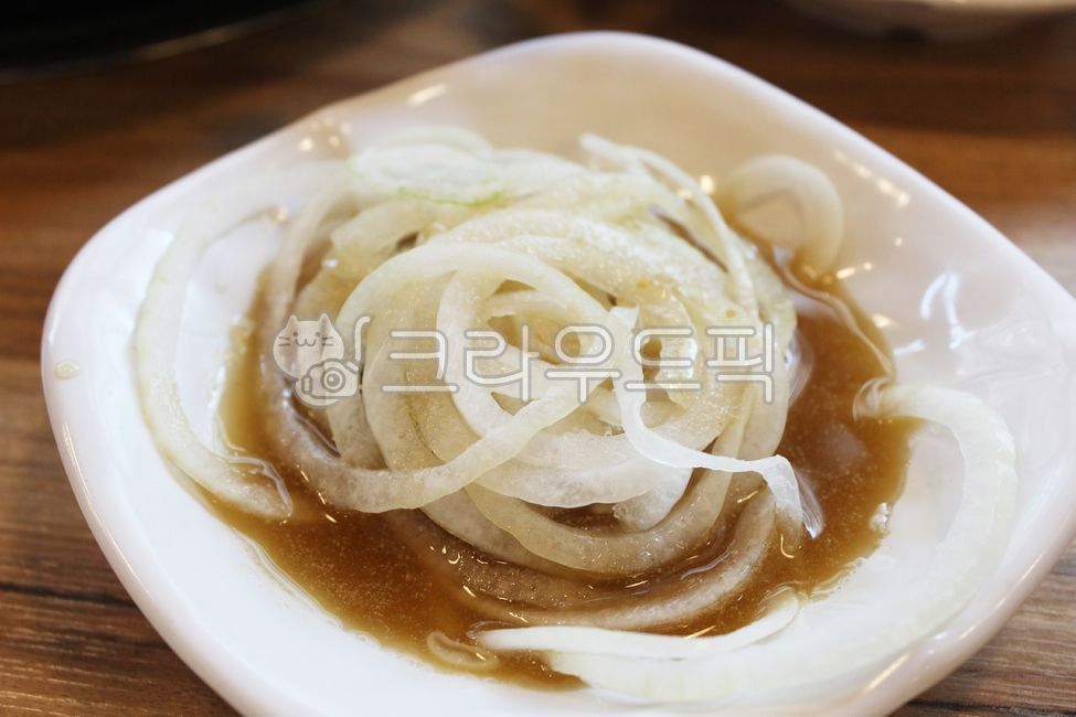 양파절임,양파장아찌,양파,야채,채소,반찬,찬,음식,food,요리,meal,식재료,재료,식사,생양파,간장소스,고기집반찬,한식반찬,기본반찬,식당음식,양파요리,절임음식,양파슬라이스,소스에담긴양파,한식,접시,식탁