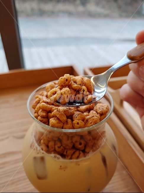 spoon,숟가락,죠리퐁,카페,라떼,분위기,디저트,간식,후식,dessert,snack