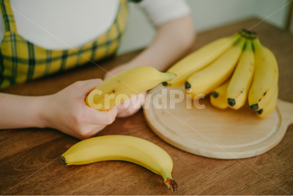 바나나,노랑,yellow,banana,손,원피스,노란색,노랑색,컨셉,concept,과일,열매,열대과일,프루트,fruit,먹을것,음식,식품,신선도,디저트,cook,food,table,테이블,나무테이블,wood,우드,도마,나무도마,트레이,과일,열매,fruit,감성,sensible,feeling,색깔,색상,색채,색감,color sense,color sensitivity,feeling of color