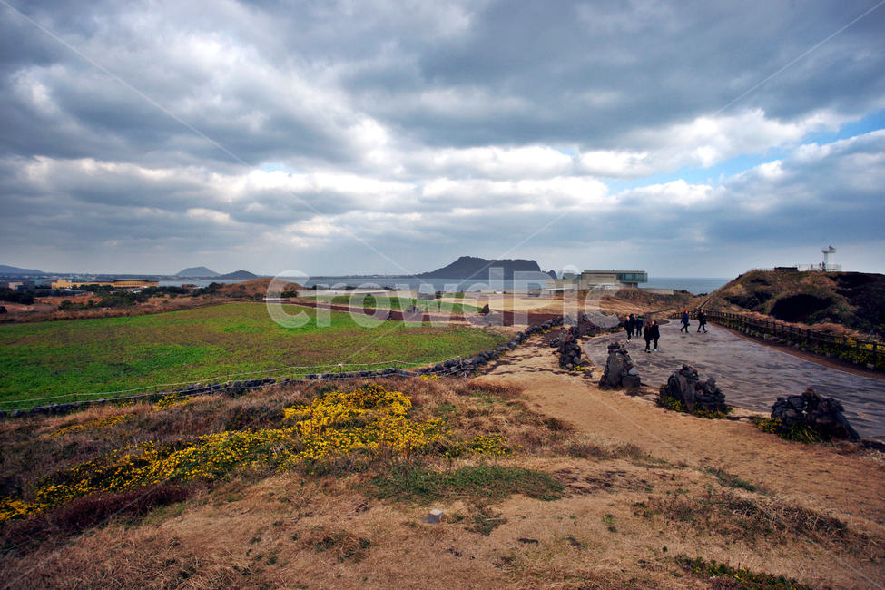 섭지코지,서귀포시,제주,자연,바다,길,관광지,성산일출봉,자연,풍경,nature,landscape,한국자연풍경,한국자연경관,korea nature landscape,제주도,jeju,jeju island,ground,바닥,outdoors,옥외,person,사람,human,인간,land,땅