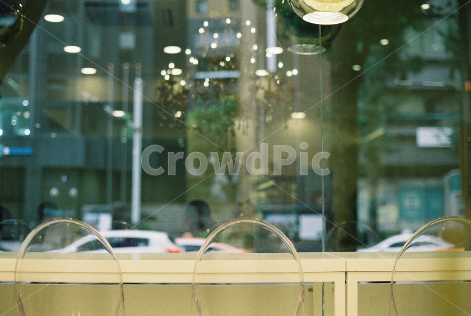 카페풍경,창밖,cafeinthecity,whitetable,cafe,창에비친모습
