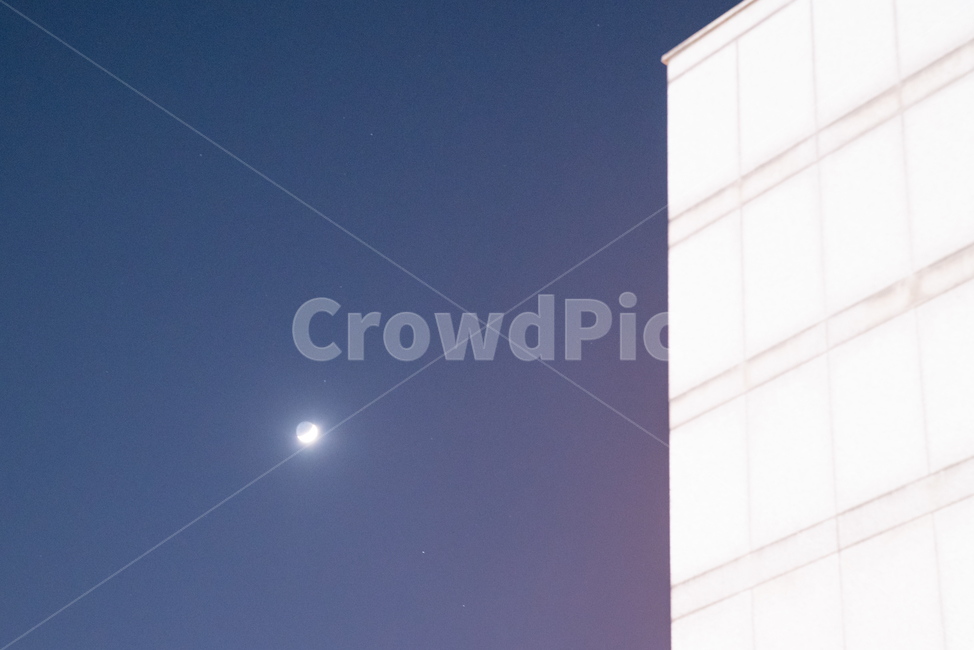 건물,달,하늘,풍경,배경화면,sky,landscape,blue,light,빛,nightscape,야경,밤,풍경,nightscape,night,landscape,건축물,건물외관,exterior,building,structure,architecture,construction,nature,자연,outdoors,옥외,flare,플레어