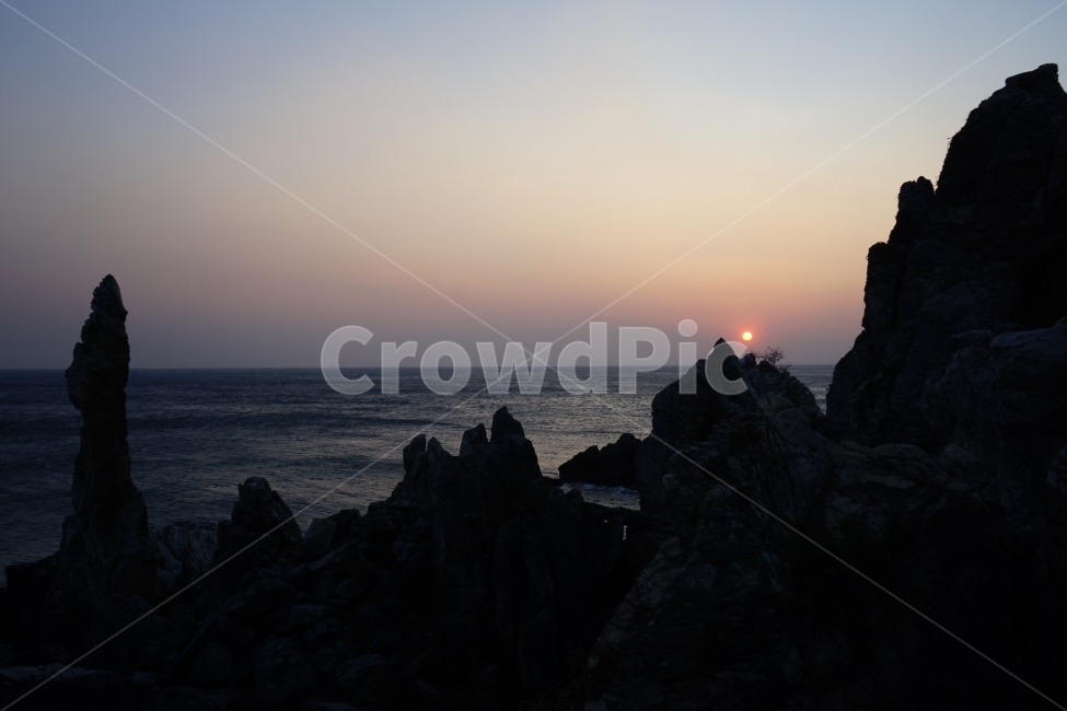 추암해변,촛대바위,겨울바다,일출,동해바다,자연,자연,풍경,nature,landscape,한국자연풍경,한국자연경관,korea nature landscape,promontory,곶,architecture,건축물,tower,탑,building,건물