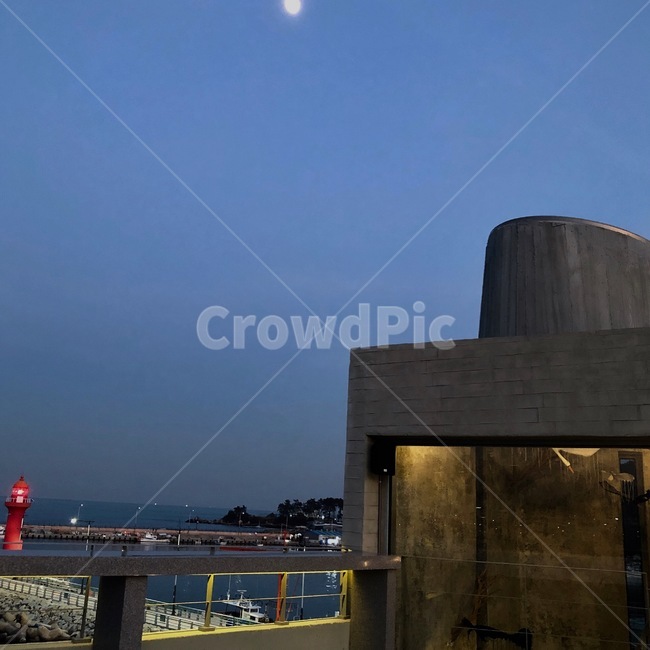 바다,부산,등대,구름,옥상,건물,빌딩,달,하늘,풍경,sea,busan,cloud,sky,building,moon,night,밤,건축물,건물외관,exterior,building,structure,architecture,construction
