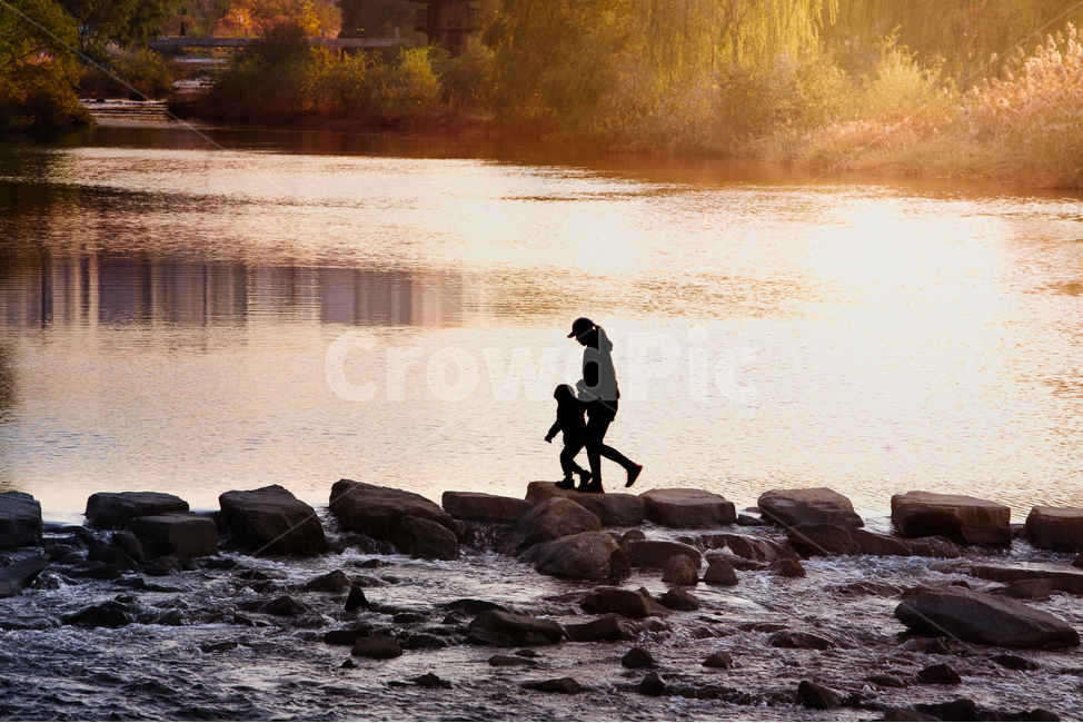 돌다리,징검다리,다리,개천,하천,시냇가,시냇물,아이,어린이,엄마,어머니,여자,가을,햇빛,역광,가을빛,시골,전원,풍경,자연,풍경,nature,landscape,사람,인물,인간,human,person,가족,패밀리,family,인물실루엣,사람실루엣,character silhouette,human silhouette,silhouette,실루엣