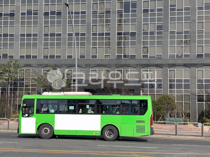 버스,버스광고,목업,목업이미지,광고,광고판,차량광고,시내버스광고,부착광고,옥외광고,판넬,비즈니스,상업광고판,도시배경,사인보드,상업광고,커머셜,비어있는,프레임,광고디자인,빈공간,배경,바탕,백그라운드,사각형광고판,차량,교통수단,bus,busadvertisement,mockup,mockupimage,billboard,vehicleadvertisement,citybusadvertisement,advertisement,outdooradvertisement,panel,business,commercialbillboard,citybackground,signboard,commercialadvertisement,commercial,free,frame,advertisingdesign,emptyspace,background