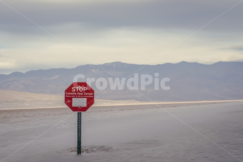 데스밸리,캘리포니아,사막,미국,america,california,deathvalley,sanddune,desert,모래,사구,saltdesert,salt,소금사막,소금,도로표지판,sign,기호,symbol,roadsign,stop,자연,풍경,nature,landscape,해외,외국,세계,foreign,oversea,world,세계자연풍경,해외자연풍경,외국자연풍경,world nature landscape