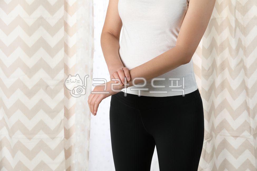 studio,medical,woman,body part,body,wrist,Wrist,holding,muscle pain,white,rheumatism,muscle,carpal tunnel syndrome,indoors,nacy,female,massage,painful,arm,hand,back view,stress,pain,sports,therapy,running shirt,touch,sportswear,stiffness,room,window side,