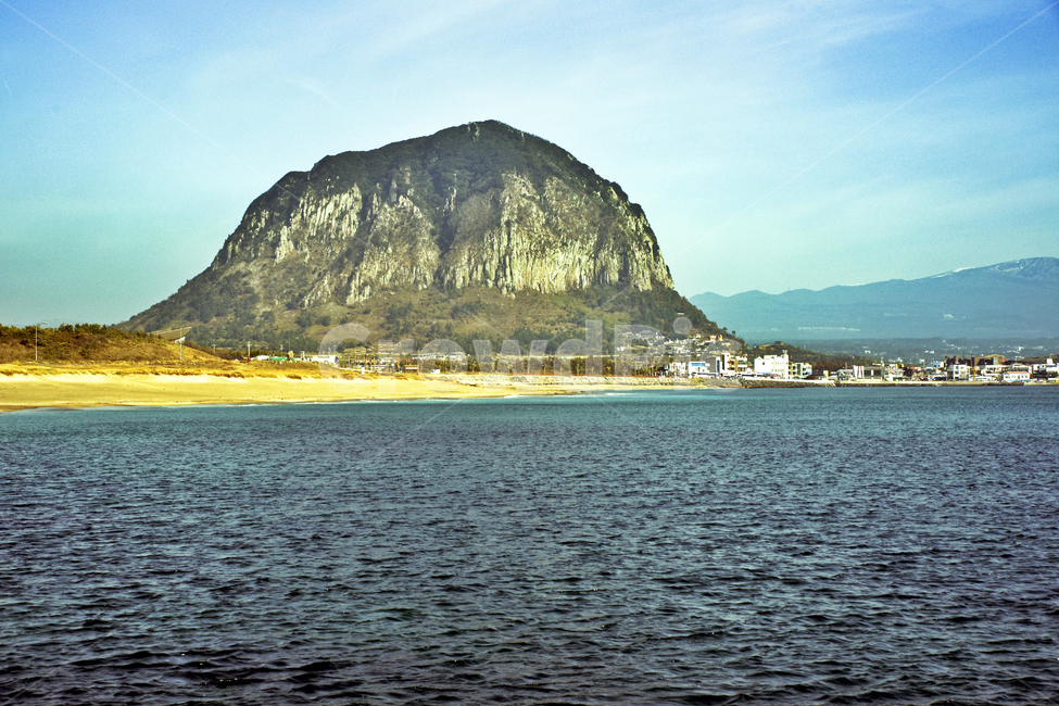산방산,제주도,서귀포시,종상화산,자연,바다,제주도,jeju,jeju island,nature,outdoors,옥외,land,땅,water,물,shoreline,해안선,sea,ocean,대양,coast,연안