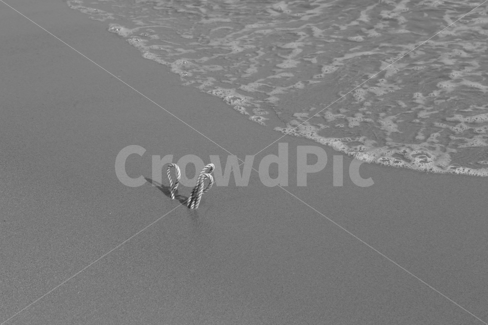 바닷가,해변,흑백,흑백사진,모래,쓰레기,해변,바다,beach,sea,감성,sensible,feeling,흑백,모노톤,monochrome,black and white