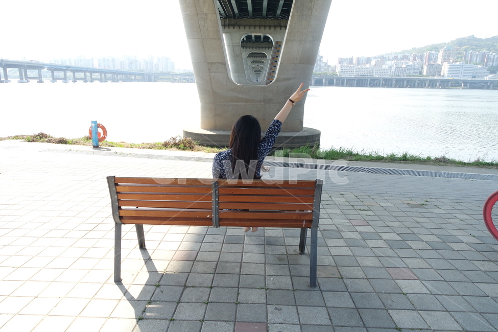 뒷모습,한강,여자,앉아있는,브이,사람,인물,인간,human,person,여성,여자,woman,female,lady