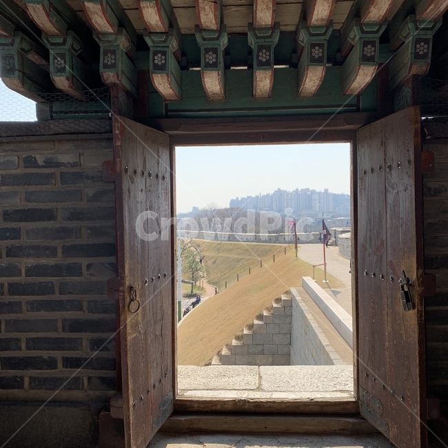 성곽,창문,화성행궁,문화유적,수원행궁,고궁,문밖의풍경,창문너머풍경,앤티크,조선시대,한국전통,한국문화,korean traditional,korean culture,건축물,건물외관,exterior,building,structure,architecture,construction