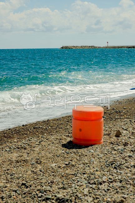 바다,파도,모래,해수욕장,파란하늘,파란바다,쓰레기,sky