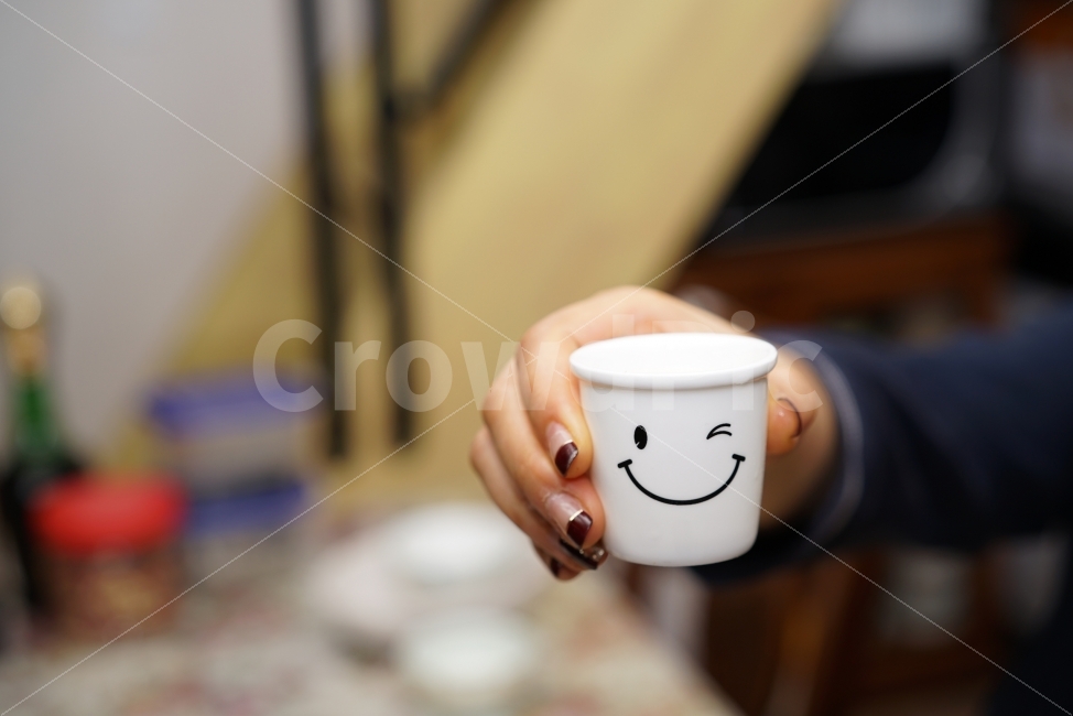 건배,잔,술잔,스마일,한잔,마셔,소주,집밥,술자리,만남,웃음,미소,즐거움,행복,감성,사람,인물,인간,human,person,감정표현,기분,feeling,emotion,술,주류,alcohol