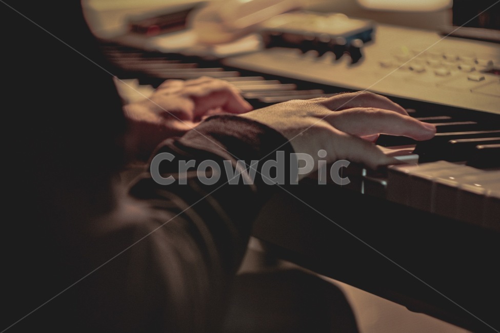 열정,건반,음악작업,꿈,손,피아노,신체일부,몸,body,예술,art,악기,음향기기,musical instrument,musical equipment