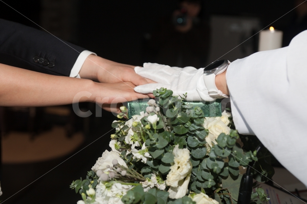 결혼,가족,약속,서약,사랑,식구,반려자,배우자,웨딩,신혼,허니문,한가족,결혼반지,결혼식,주례,사회자,축가,들러리,축하,격려,감사,청첩장,초대,하객,폐백,잔치,국수,사람,인물,인간,human,person,신체일부,몸,body,가족,패밀리,family,결혼,혼례,웨딩,wedding,marriage,marry