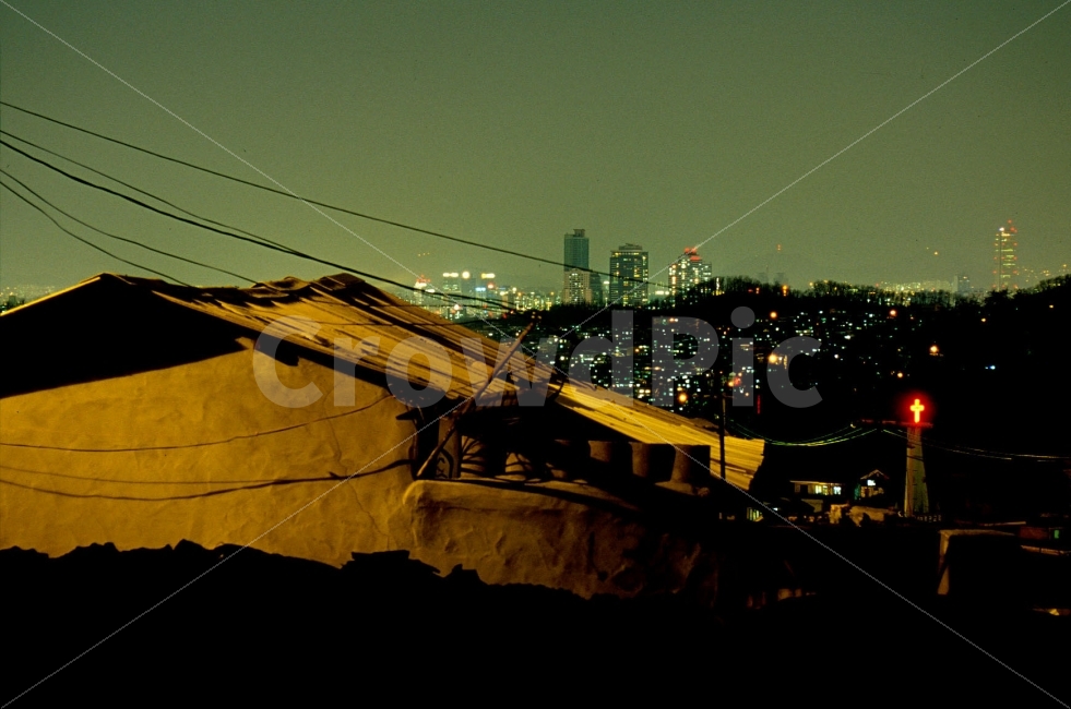 newsletter,disadvantaged,shantytown,hamlet,catalog,stairs,feel,common people,lyricism,building,fond,draft,forgotten,recollection,poverty,residence,alley,darkness,redevelopment,old,night,skyscraper,alienation,feeling,lighting,flyer,analog,Night view,light,