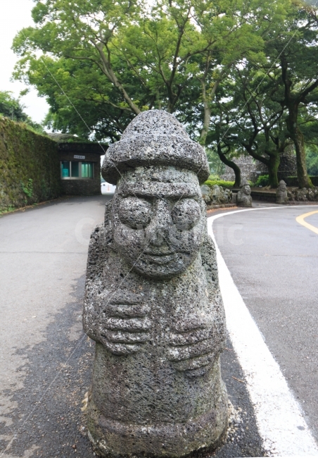돌하르방,제주,제주도,하르방,상징,현무암,조각,문화,석상,얼굴,코,민속,전통,제주도,jeju,jeju island,조각상,동상,석상,조형물,statue,bronze statue,stone statue,tarmac,타맥,asphalt,아스팔트,road,도로