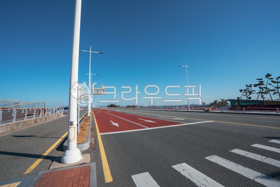 Saemangeum Seawall,information board,speed limit,Jeollabuk do,distance,Transportation,sign,Gunsan Road,Gunsan,vehicle,automobile,crosswalk,road,Roads in Korea,highway,signal,lane,traffic,sky,Road,Korean roads,coastal road,asphalt,road name,3rd lane