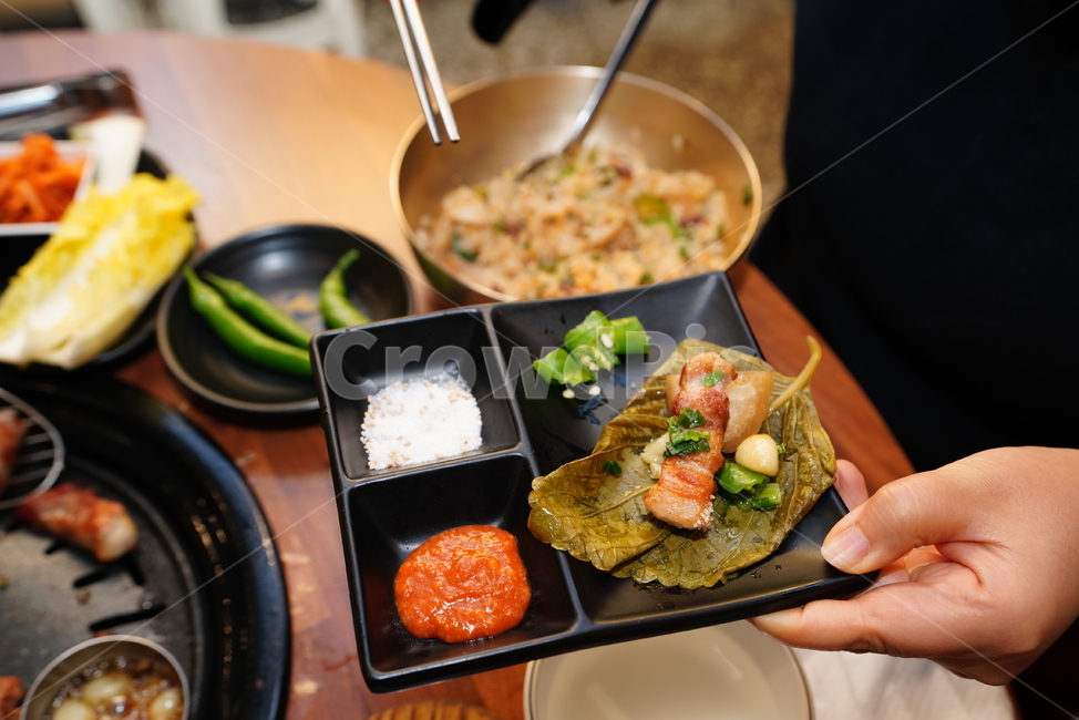 고기,육식,육류,삼겹살,쌈,야채,음식,안주,돼지고기,먹거리,식사,한식,food,먹방,사람,인물,인간,human,person,신체일부,몸,body,음식,식재료,요리,food,cook,meal,dishes,food reserves,육류,고기,meat