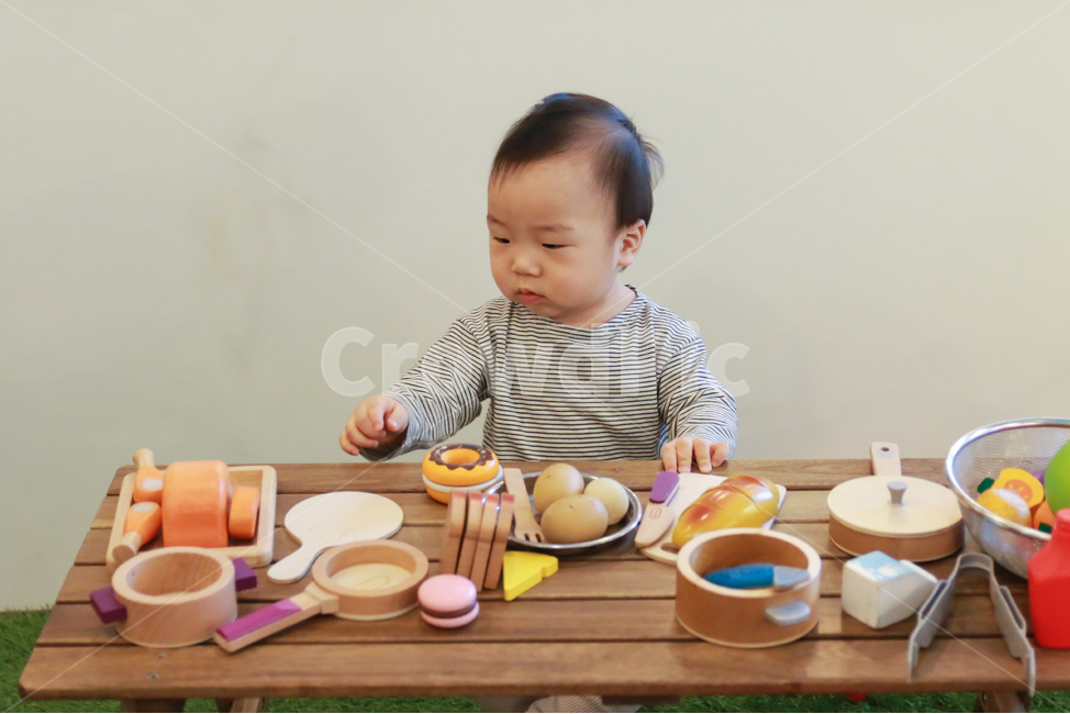 아기,육아,남자아이,캠핑,장난감,완구,남자아기,캠핑놀이,놀이,목재,나무,테이블,음식,그릇,포크,표정,얼굴,재미,귀여운,작은,사랑스러운,어린,어린시절,어린이,토이,교구,조리기구,개구쟁이,장난꾸러기,베이비카페,키즈카페,호기심,안전한,가족,사람,인물,모델,사람,인물,인간,human,person,영유아,아기,애기,아이,infants,baby