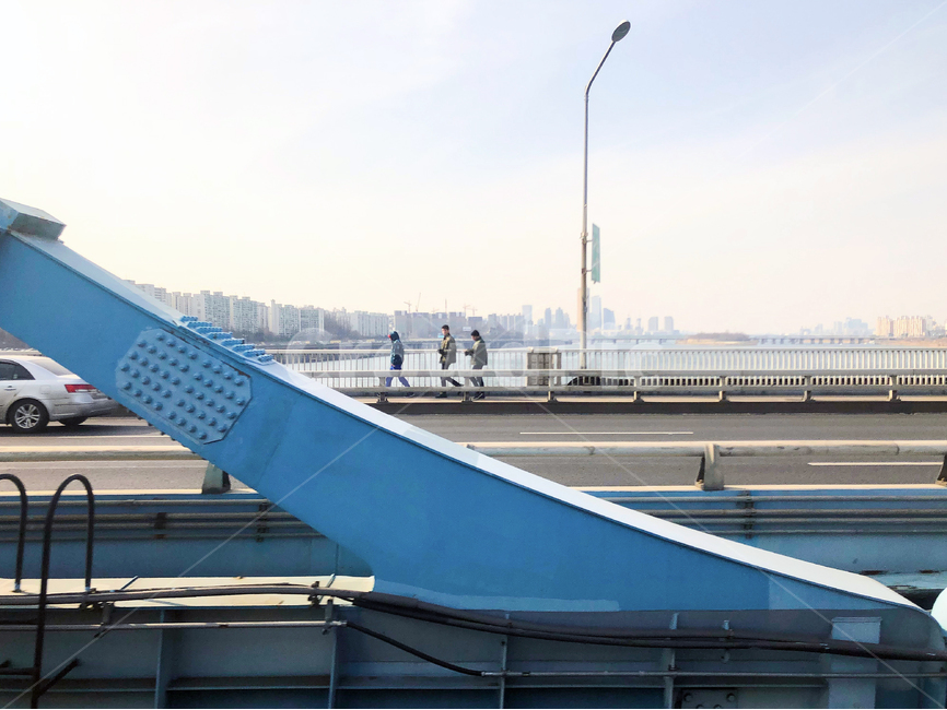 seoul,bridge,road,frame,sky,landscape,nature,winter,river,서울,도시,풍경,다리,동호대교,프레임,교각,겨울,도로,도시,풍경,city,landscape,한국도시풍경,한국도시경관,korea cityscape,교통,교통수단,traffic,transportation,handrail,난간,banister