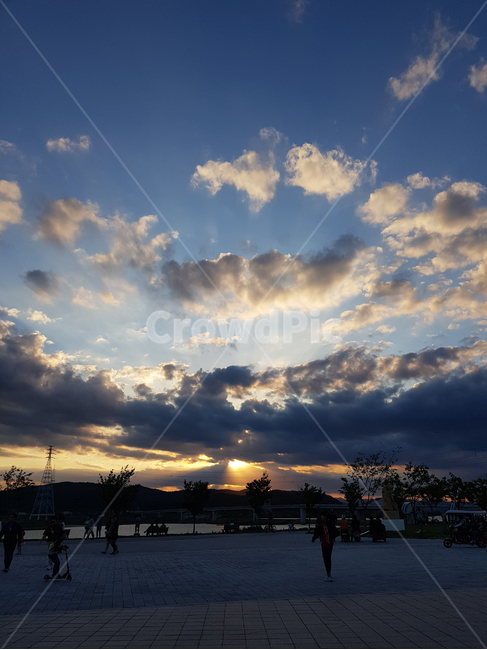 빛내림,구름,일몰,선셋,빛,하늘,역광,그림자,공원,sunset,clouds,sky,sunlight,sunshine,silhouette,backlight,counterlight,park