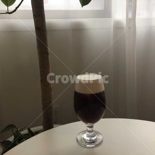카페,커피,아인슈페너,크림,cream,cafe,white,coffee,glass,유리잔,유리,wood,나무,마실것,drink